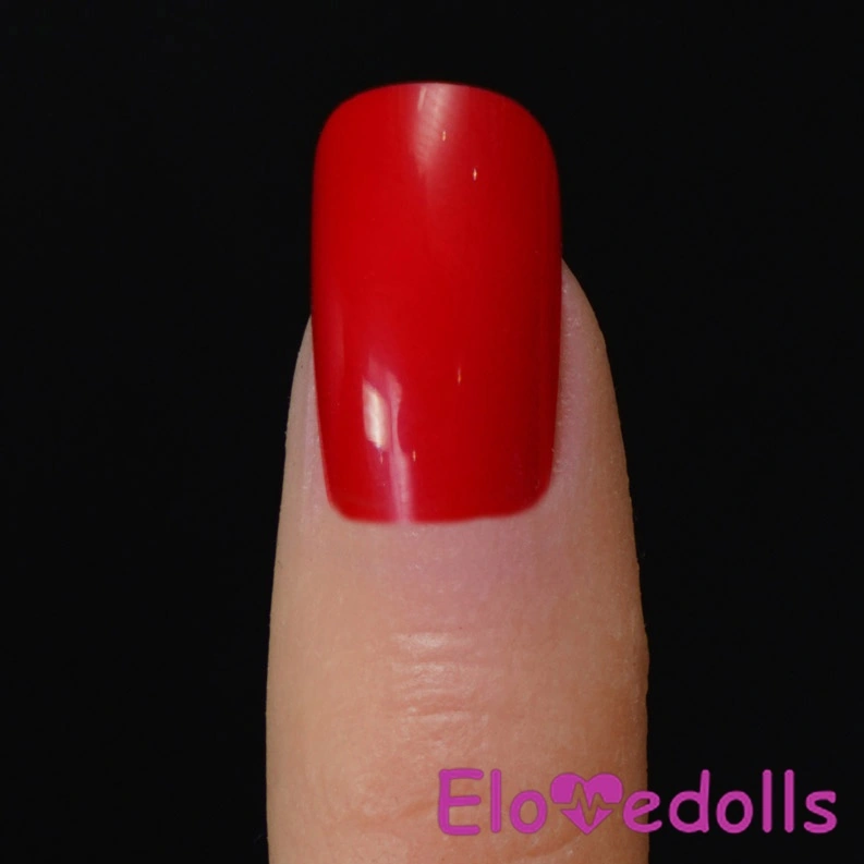 red fingernail polish
